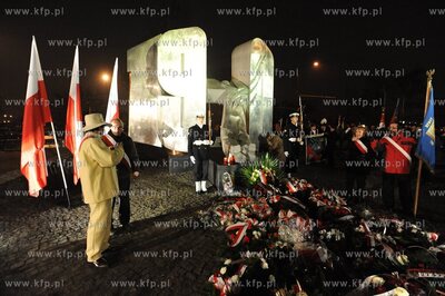 Pomnik Ofiar Grudnia 1970, Gdynia Stocznia. Obchody...