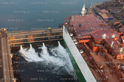 Pierwsze w tym roku wodowanie w Stoczni Gdynia S.A....