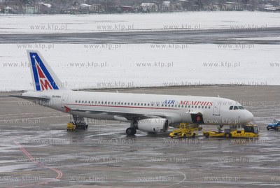 Gdansk, Rebiechowo. Nz. Airbus A320-233 linii Air Memphis
24.03.2009
fot....