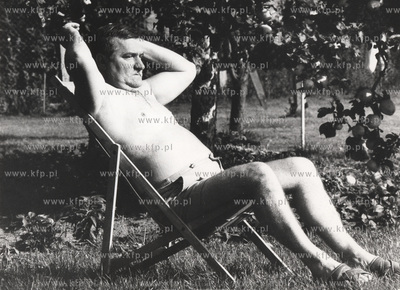 Lech Walesa podczas urlopu odpoczywa w swoim ogrodzie....