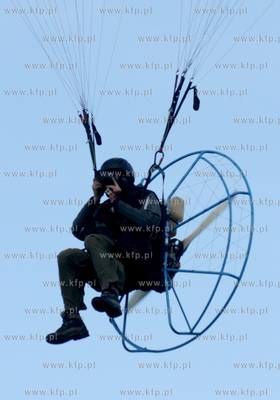 Gdynia. Paralotniarz - fotoreporter latajacy na nad...