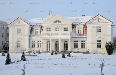 Gdynia Orlowo w zimowej szacie. Nz. Bialy Dwor zrekonstruowany...