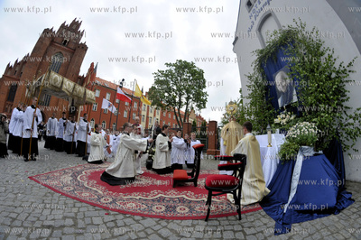 Procesja Bozego Ciala przeszla ulicami Pelplina.  03.06.2010...