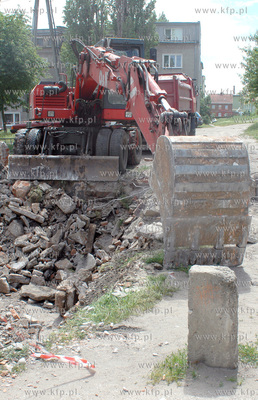 Wyburzanie starej, niedzialajacej przyblokowej kotlowni...