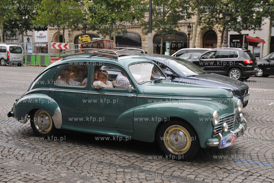 Przejazd ulicami Paryza zabytkowych i unikalnych samochodow...