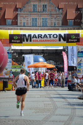 XVI Energa Maraton Solidarnosci. Meta na Dlugim Targu...