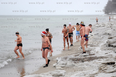 Plaza w Gdyni Redlowie. Klub Morsow Gdynskich przywital...