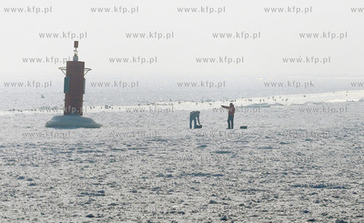 Gdynia, Srodmiescie. Mimo zakazu spacerowicze wchodza...