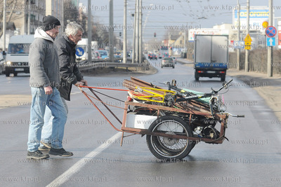 Gdynia. Zlomiarzez pelnym zlomu wozkiem  przechodza...