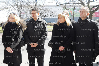 Gdynia. Zlozenie wiencow i wiazanek kwiatow pod Plyta...