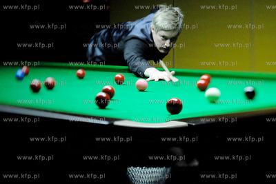 Australijczyk Neil Robertson podczas treningowej rozgrzewki...