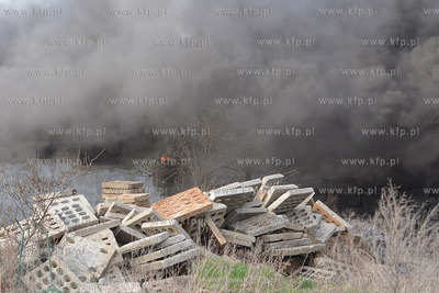 Pozar malarni firmy Indusco przy ul. Hutniczej w Gdyni,...