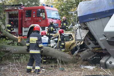 Stara Dabrowa na krajowej 6. Volkswagen Golf zderzyl...