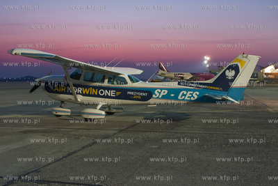 Janusz Korwin Mikke wyladował na pokładzie AirKorwinOne...