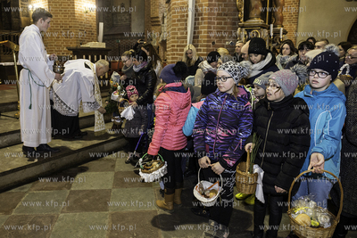 Wielka Sobota. Święcenie pokarmów w bazylice katedralnej...