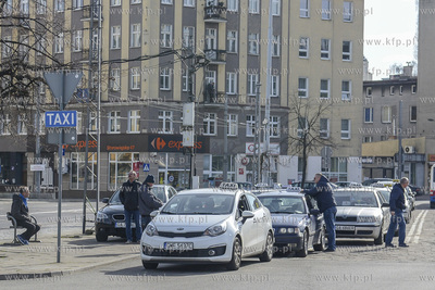 Opustoszaly w zwiazku z zagrozeniem koronawirusem Dworzec...
