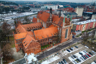 Widok na Muzeum Narodowe i kościół Swiętej Trójcy...