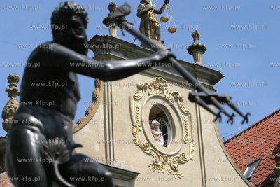 Panienka z okienka w Gdansku. 1.06.2003 fot. Wojtek...