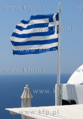 Grecja, wyspa Santorini. Grecka flaga. 07.2006 Fot....