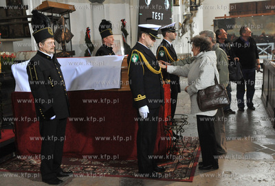 Gdansk. Bazylika Mariacka. Warta honorowa przy trumnie...