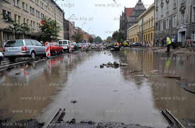 Gdansk podczas ulewy. Nz. Remontowana ulica i torowisko...