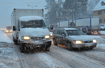 Obfite opady sniegu w Gdansku. Nz. Poranny korek na...