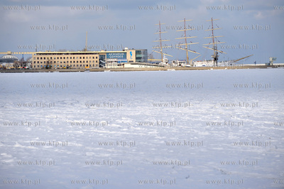 Gdynia zima. Zamaznieta Zatoka Gdanska widziana od...
