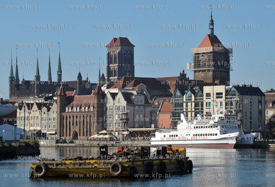 Gdansk. Rybackie Pobrzeze i Targ Rybny. W oddali remontowany...
