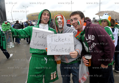Gdansk. Hiszpanscy i irlandzcy kibice w drodze na PGE...