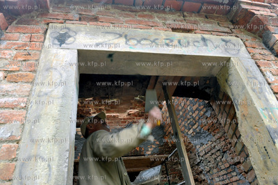 Renowacja grobowca Gralathow w Sulminie gmina Zukowo...