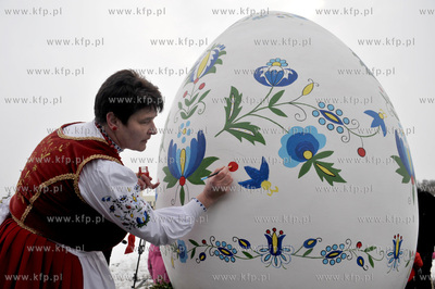 Wielkanocna dwumetrowa pisanka w Zukowie na Kaszubach....