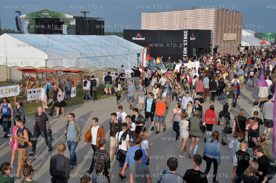 Heineken Open'er Festival w Gdyni. Glowna aleja festiwalu....