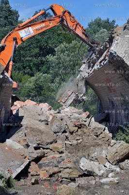 Wyburzanie ostatniego starego wiaduktu dawnej trasy...