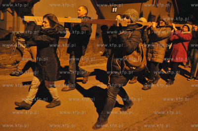 Droga krzyzowa przeszla ulicami kaszubskiego Zukowa...