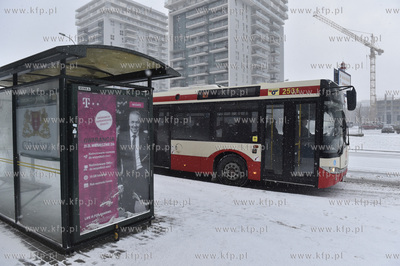 Gdańsk. Śnieżyca na Przymorzu. Autonus linii 127...