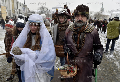 Orszak Trzech Króli w Sopocie. Przemarsz ul. Bohaterow...