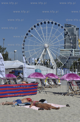 Plaża Gdynia - Środmieście. Nz. Koło widokowe w...