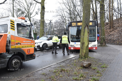 Źle zaparkowany samochód zablokował przejazd  autobusu...