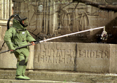 Atrapa bomby podlozona na pomniku " Tym co z apolskosc...