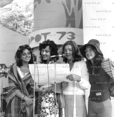 Atystom wystepujacym podczas Festiwalu Piosenki w Sopocie...