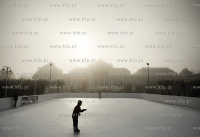 Sopot. Lodowisko na molo, w tle Dom Zdrojowy.
11.03.2010
fot....