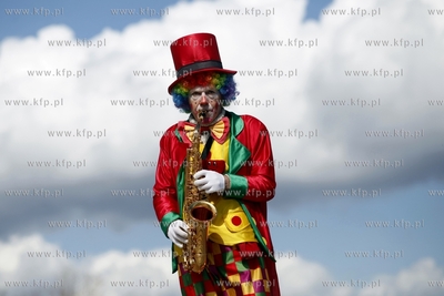 Sopot. Clown saksofonista gra na molo.
17.04.2012
fot....