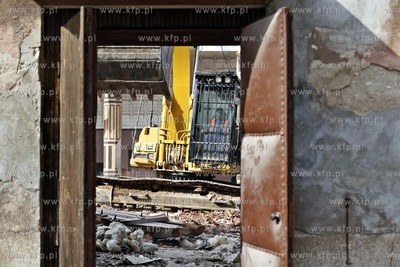 Gdansk. Wyburzanie budynku bylego kina Znicz przy ul....