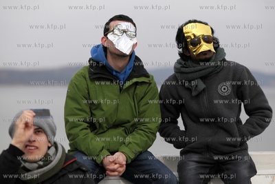 Sopot. Ludzie oglądają zaćmienie słońca na molo.
20.03.2015
fot....