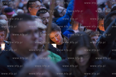 Gdańsk. Łańcuch światła, protest przed Sądem...