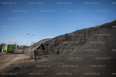 Nowy Port. Hałda koksu porafineryjnego.
23.03.2021
fot....
