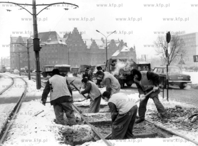 Prace porzadkowe przy odsniezaniu torow tramwajowych...