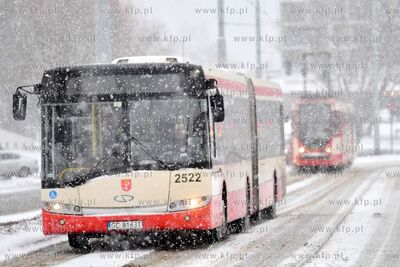 Zima w Gdańsku. Przystanek autobusowo - tramwajowy...