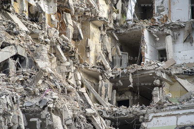 Trwa wyburzanie dawnego szpitala stoczniowego przy...