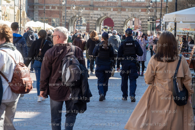 Patrol policji na Długim Targu w Gdańsku. 04.04.2025...